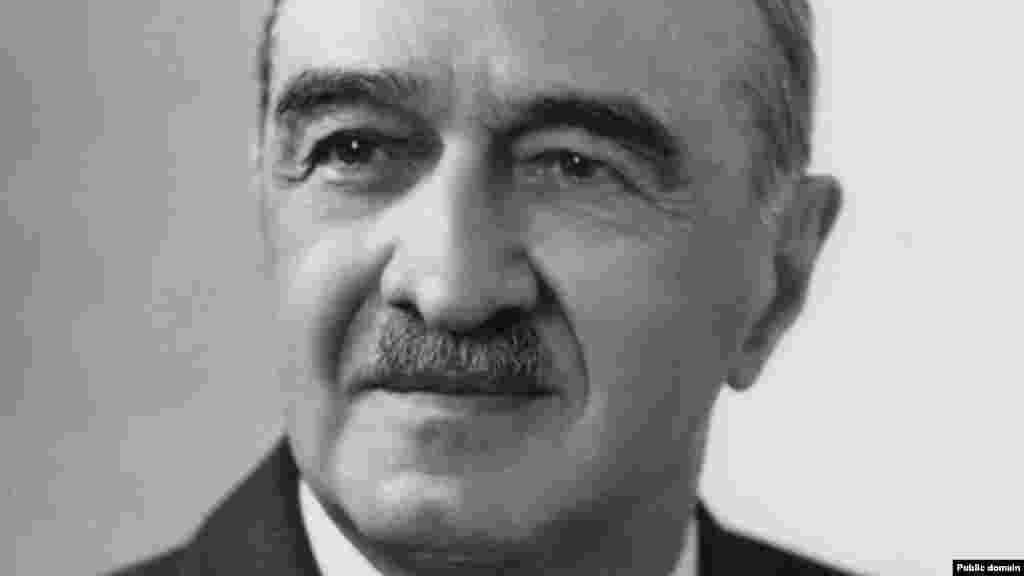 Анастас Микоян (на момент смерти Сталина - министр внутренней и внешней торговли СССР) &mdash; Пол Уайтхаус. Один из самых известных британских комиков снимался в "Шоу Фрая и Лори" и еще нескольких десятках юмористических телепередач, а в кино появлялся в одной из серий "Гарри Поттера". Анастас Микоян - один из немногих советских политиков, кому удалось пережить и Ленина, и Сталина, и Хрущева и остаться живым: он ушёл в отставку лишь при&nbsp;Леониде Ильиче Брежневе. Тем не менее, документы показывают, что в конце 1940-х годов Микоян, вместе с&nbsp;Молотовым, мог быть жертвой очередной "чистки" в Кремле: показания против него выбивались у обвиняемых по&nbsp;делу "Еврейского антифашистского комитета"