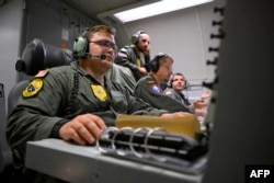 Операторы НАТО ведут наблюдение за воздушным пространством, находясь на борту самолета AWACS