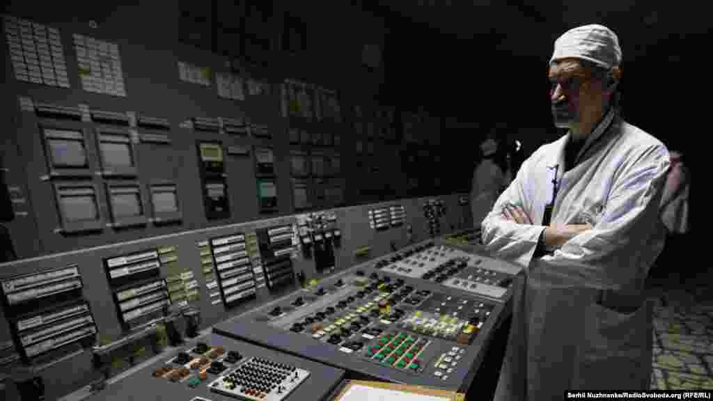 Алексей Бреус работал старшим инженером по управлению блоком в утренней смене после аварии. Разрушенный блок он сравнил с братской могилой &ndash; но оказалось, что на блоке можно работать. "Атомщики проделали большую работу. Чтобы не произошел взрыв водорода, нужно было пойти и покрутить вентели на оборудовании. Это стоило оператору жизни"