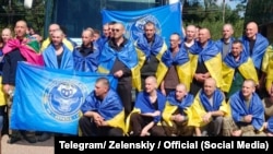 Юрий Шаповалов (во втором ряду в середине) среди освобожденных при обмене 14 августа 2025 года