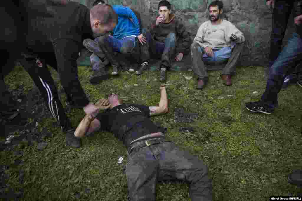 Первые раненые в игре появляются уже через пять минут после "свистка". Но большинство пострадавших снова рвутся в бой.