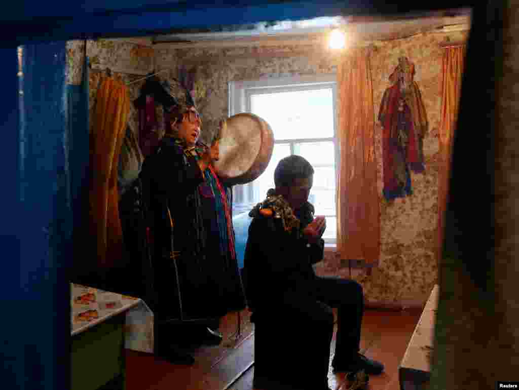 По поверьям тувинцев, обычные люди не могут стать шаманами по своему собственному желанию. Кто именно будет шаманом &ndash; решает дух, который вселяется в тело человека На фото &ndash; Анисия Монгуш из общества "Дунгур" (бубен) изгоняет злых духов во время спиритического сеанса