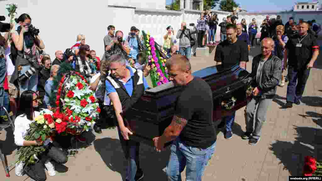 В Минске 15 августа похоронили Александра Тарайковского &ndash; демонстранта, погибшего во время разгона акции протеста около станции метро "Пушкинская" 10 августа. За все время протестов при разных обстоятельствах погибло по меньшей мере четыре человека. При этом власти и руководство МВД ни разу не признали, что люди погибли от рук силовиков.