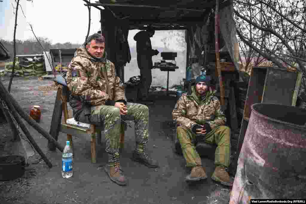 Бойцы полка "Днепр-1" с позывными "Москит" и "Гоша" на одном из блокпостов в городе