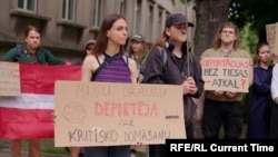 Акция в поддержку Владислава Романенко в Риге, на плакате написано: "Моего друга депортировали за критическое мышление"
