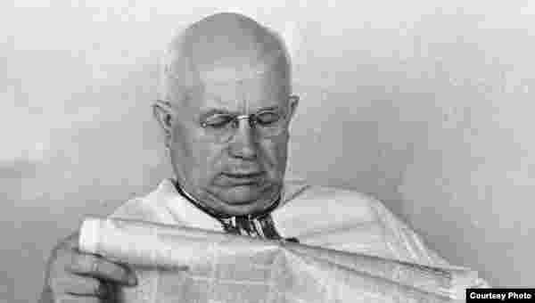 Никита Хрущев (тогда - первый секретарь Московского обкома ВКП(б), 60 лет) &mdash; Стив Бушеми. Бушеми широко известен ролями в криминальных фильмах, но настоящую славу ему принес&nbsp;Енох "Наки" Томпсон, грязный политик и босс мафии в телесериале Мартина Скорсезе "Подпольная империя" об Америке времен "сухого закона".&nbsp;Период правления Хрущёва (с 1953 года) часто называют "оттепелью": но вместе с тем именно на него пришлась жёсткая антирелигиозная кампания, усиление карательной психиатрии и&nbsp;расстрел рабочих в Новочеркасске.