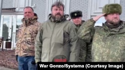 Владимир Алексеев (в центре, за спинами) и Алексей Кондратьев (справа) на съезде наемников "Добровольческого корпуса" в оккупированном Мариуполе в 2023 году