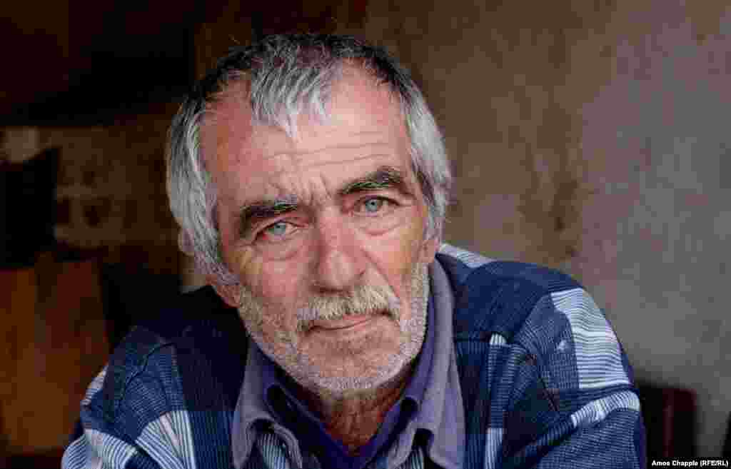 "Я сидел в какой-то квартире на пятом этаже, прислушиваясь к шуму шоссе", &ndash; говорит он. Не имея другого занятия, кроме как "пить и смотреть телевизор," Василий принял решение вернуться. Чернобыль его не отпускал