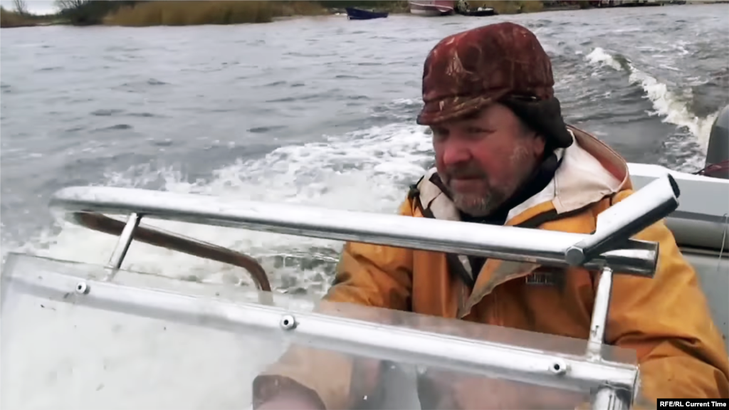 Алексей Тимохин &ndash; рыбак, который родился и всю жизнь прожил на острове Белова на Талабском архипелаге в&nbsp;Псковско-Чудском озере. Эти острова часто называют "Псковской Исландией". Когда-то местные рыбаки снабжали копченым и сушеным снетком и ряпушкой всю Россию, но сейчас на острове Белова живут лишь 20 человек. Каждый день, без праздников и выходных, Тимохин в любую погоду выходит на озеро проверять сети. И единственное отличие его работы от той, которую выполняли его дед и отец &ndash; рыбачит он с моторной лодки, а не с деревянного баркаса.&nbsp; Посмотреть фильм и прочитать об обитателях "Псковской Исландии".&nbsp; &nbsp;