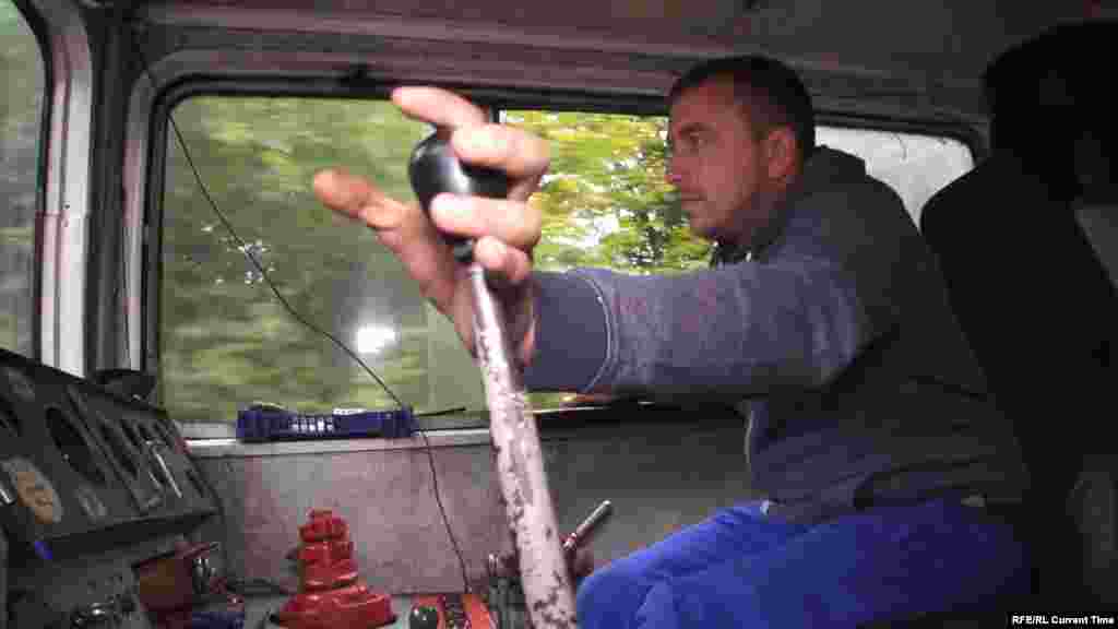 Артур Календжян &ndash; водитель поезда узкоколейной железной дороги в Апшеронске&nbsp;в Краснодарском крае. Поезд местные жители называют "Матрица", а самого Артура сравнивают с летчиком Мимино, который всегда готов помочь жителям окрестных деревень. "Я и нянька, и механик, и машинист, и кондуктор", &ndash; смеется Артур, чей старый поезд регулярно буксует на стертых рельсах. Если это происходит, машинист "матрицы" спускается вниз и посыпает рельсы песком &ndash; для улучшения сцепления. Посмотреть фильм об Апшеронской узкоколейке и ее пассажирах и прочитать истории пассажиров.&nbsp;