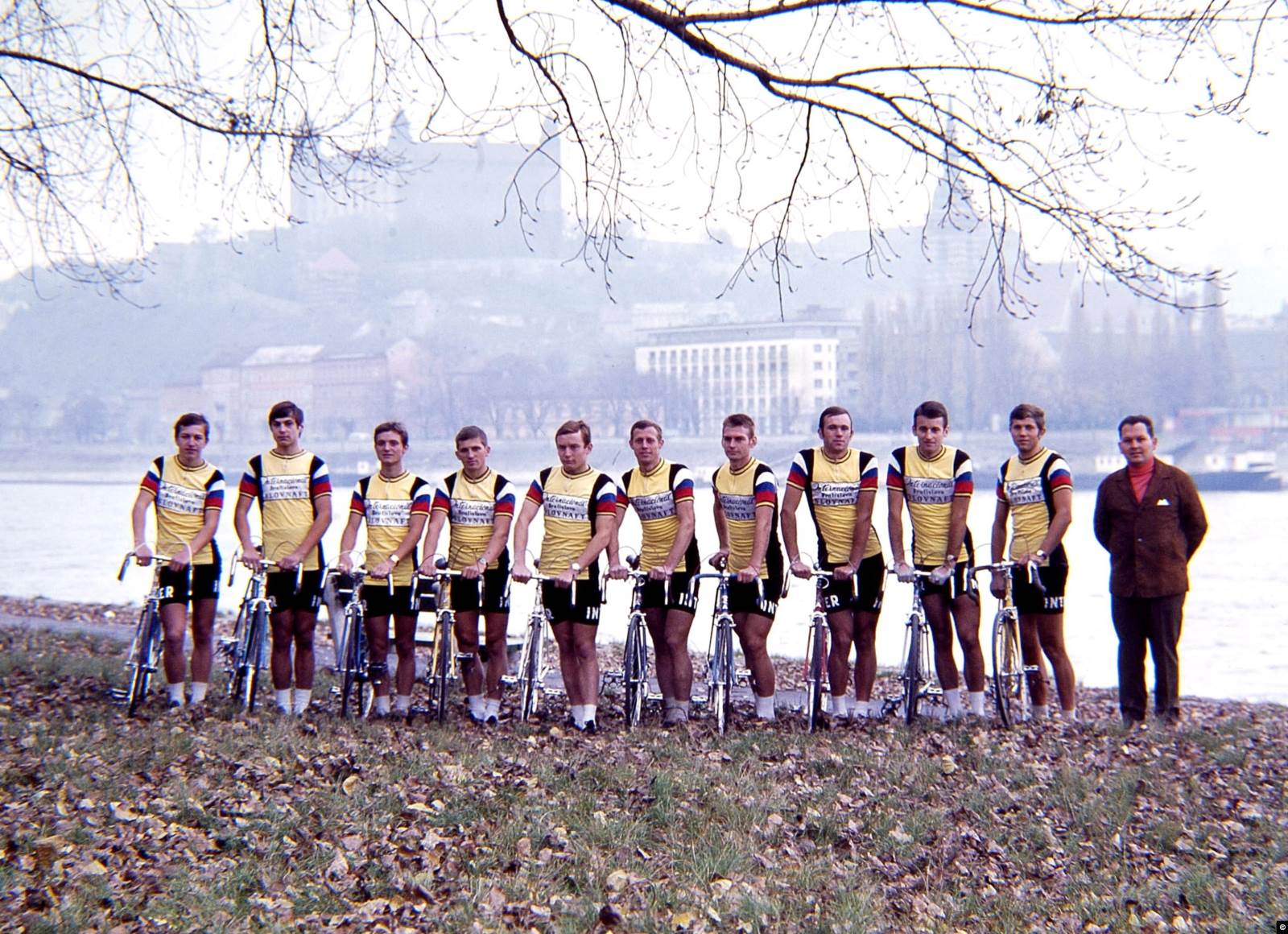 Роберт Гутыра (четвертый слева) с товарищами по команде в Братиславе. Вторая половина 1960-х годов. Фото: личный архив тренера Камиля Гатяпки