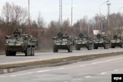 Колонна американской боевой техники в районе польско-литовской границы