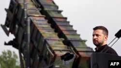 Владимир Зеленский на фоне установки Patriot во время пресс-конференции в Германии летом 2024 года