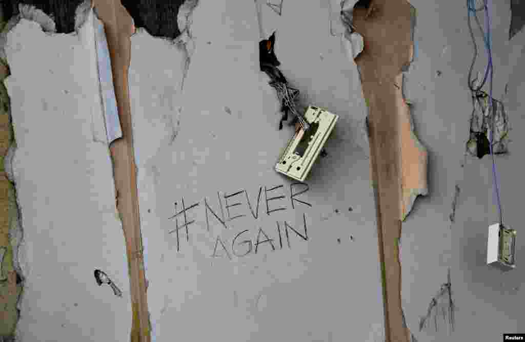 По официальным данным, во время аварии на Фукусиме и цунами, которое его вызвало, погибли около 16 тысяч человек. 2,5 тысячи до сих пор считаются пропавшими без вести. На фото &ndash; надпись "Никогда больше" на стене в начальной школе