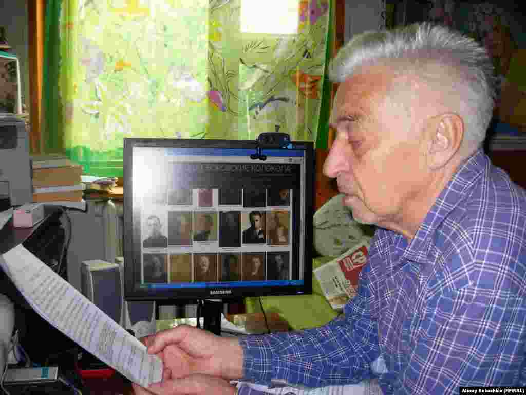 Восьмидесятилетний Владимир Овчинников &ndash; одна из главных достопримечательностей Боровска, небольшого провинциального городка в Калужской области. Художника называют "Боровским Бэнкси" за его социальное искусство: он изучает архивы НКВД и&nbsp;расписывает стены городских зданий фотографиями репрессированных и расстрелянных жителей. У Овчинникова свои счеты с властью: его деда и прадеда тоже расстреляли, а отца арестовали в 1937 году и отправили на 10 лет в лагерь на Колыме. Местные власти не раз заводили на художника дела о порче имущества, но художник продолжает расписывать стены, считая это своим моральным долгом.&nbsp; Смотреть фильм и читать о Боровске и Овчинникове.&nbsp;