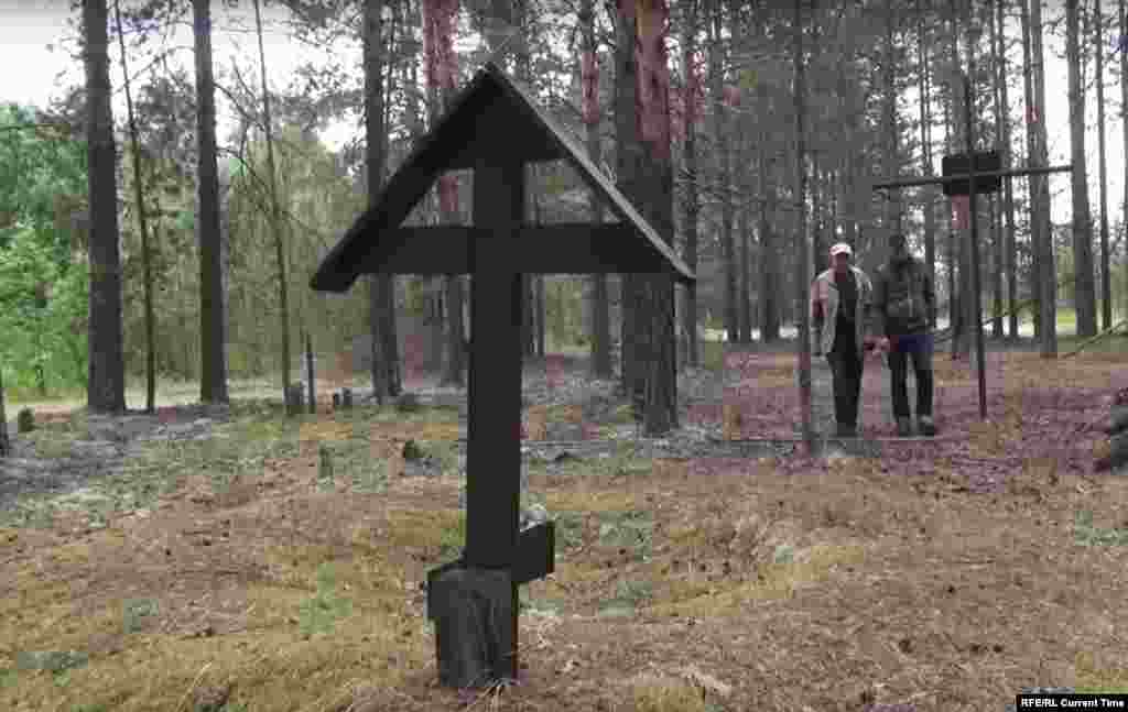 Анатолис Смилингис в конце 30-х годов был выслан из Литвы в республику Коми,&nbsp;в спецлагерь НКВД на реке Локчим. Сегодня&nbsp;90-летний старик наотрез отказывается уезжать на родину и стал одним из главных исследователей истории "Локчимлага". Он ищет могилы репрессированных, списывается с их родственниками и пытается увековечить память погибших. Его работа практически бесконечна: ведь местные поселки, по словам Смилингиса, в буквальном смысле стоят на костях:&nbsp; "Каждый год песок, ветер, дожди вымывают человеческие останки, кости. Сколько здесь было? Никто не считал, никто не знает, сколько здесь похоронено", &ndash; говорит он.&nbsp; Посмотреть фильм о "Локчимлаге" и почитать истории репрессированных.