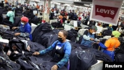 Фабрика по производству джинсов Levi's в Масеру, столице Лесото