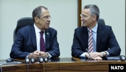 Министр иностранных дел России Сергей Лавров и генеральный секретарь НАТО Йенс Столтенберг на полях ежегодной сессии Комитета министров Совета Европы в Брюсселе, Бельгия, 19 мая 2015 года