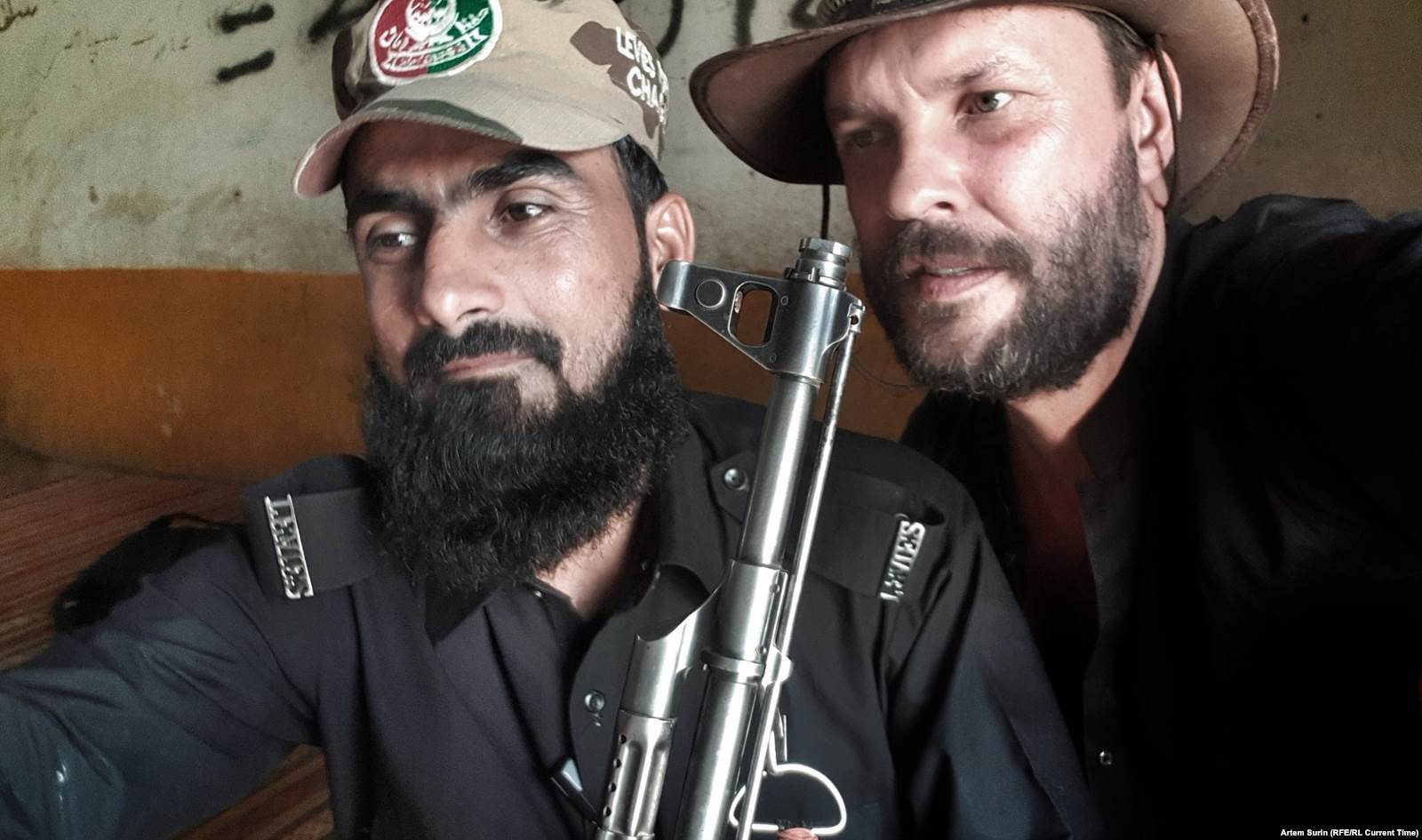 Артемий с одним из полицейских в пакистанском Белуджистане. Фото: личная страница в Facebook