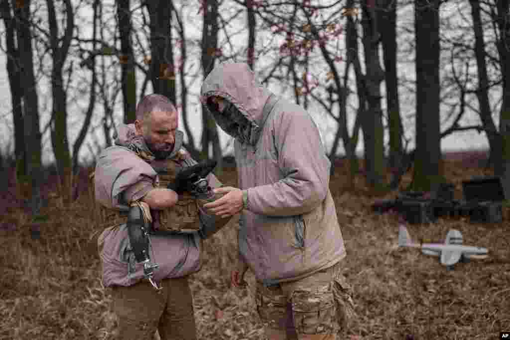 Старший сержант Андрей Рублюк также занимается мониторингом российских дронов. Хотя его реабилитация началась вскоре после ранений в 2022 году, он говорит, что она не окончена: "Каждый новый день&nbsp;&ndash; часть моей реабилитации".&nbsp;