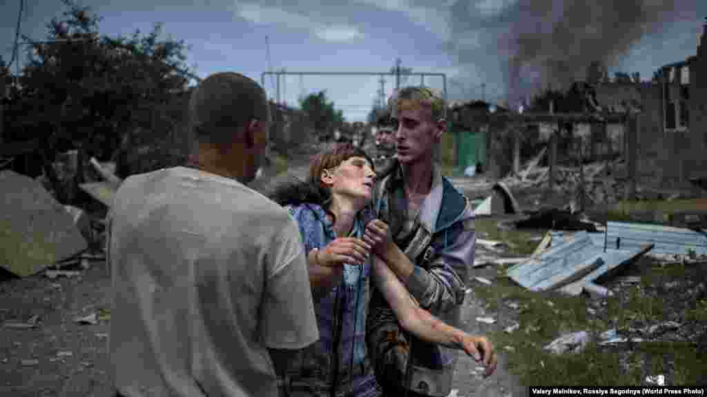 Первый приз в категории "Долгосрочные проекты": жители станицы Луганская в Донбассе приходят в себя после обстрела. Фото &ndash; Валерий Мельников