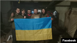 Максим Полупанов на "Азовстали" с украинскими военными. Максим – крайний справа. Из личного архива Полупанова