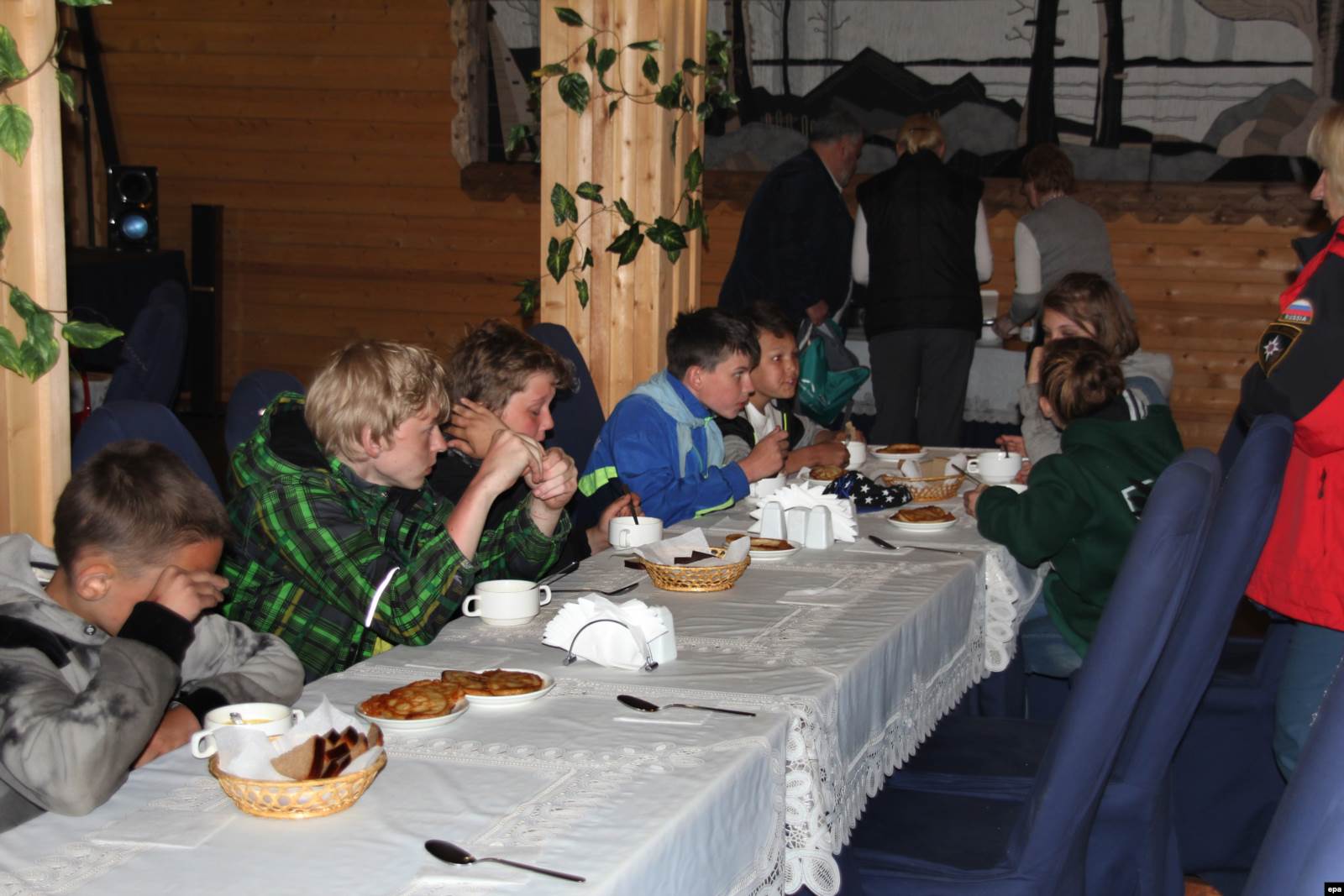 Спасшиеся дети в туристическом лагере на берегу Сямозера в Карелии, 20 июня 2016. Фото: пресс-служба МЧС