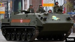 Десантируемый бронетранспортер БТР-МДМ "Ракушка" в Москве 5 мая 2015 года во время проезда военной техники по Тверской улице перед репетицией парада на Красной площади