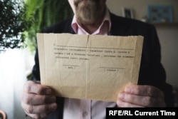 Валерий Борщев с распиской времен захвата больницы в Буденновске. Тогда добровольным заложникам российские силовики предлагали подписать бумагу о том, что они якобы добровольно вступают в "бандитскую группу Шамиля Басаева"