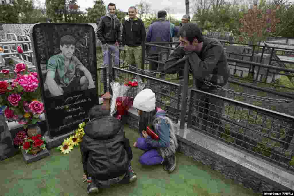 По традиции после матча восемнадцатикилограммовый мяч "хоронят" в могиле человека, который последним скончался в деревне. Так заканчивается игра в этом году, и все сразу же начинают ждать следующего матча.&nbsp;