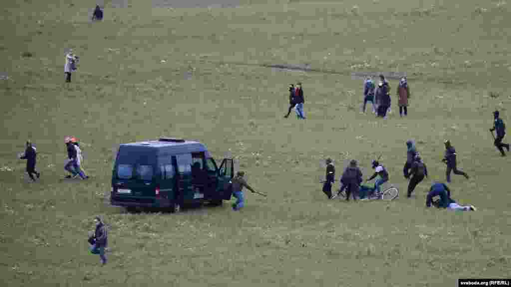 "Сафари" на поле у ​​Куропат. 1 ноября во время очередного марша протеста силовики жестоко задерживали людей, направлявшихся в урочище Куропаты. При этом они использовали светошумовые гранаты и на микроватобусах преследовали митингующих по полю.