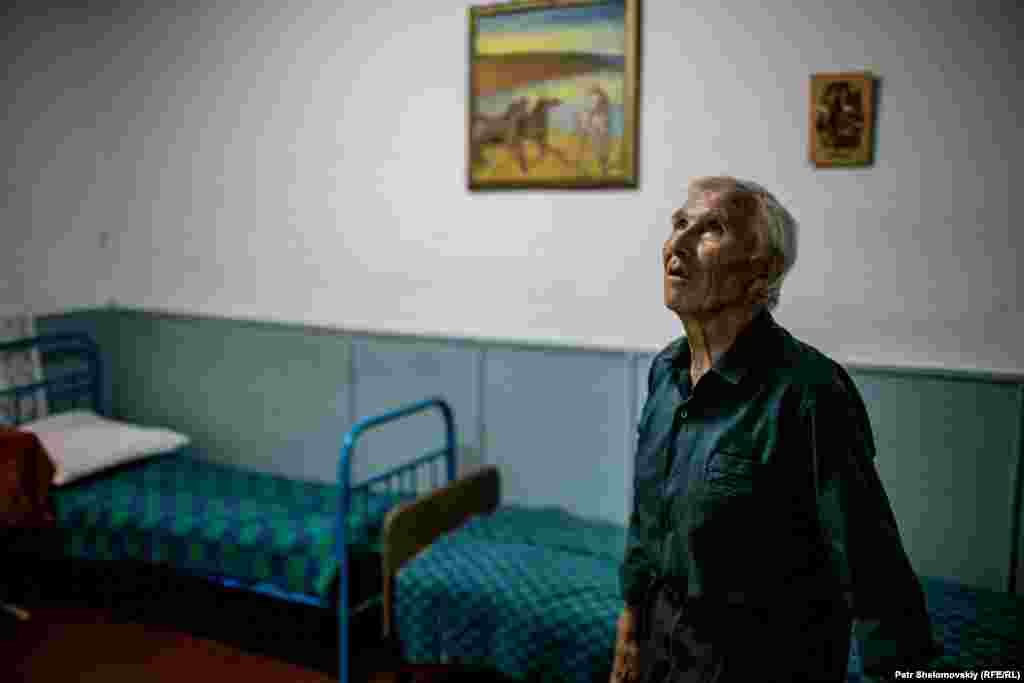 Сейчас Прокопьев получает 6000 рублей (около $80) в месяц, но боится, что выплаты могут прекратиться: " Мне еще пока платят, но я думаю, что скоро это прикроют. Что буду делать тогда? Все равно останусь здесь. Куда уезжать? Мне уже 86-й год, скоро уже и совсем восвояси надо уезжать..."