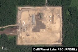 Восточный участок строительства военного объекта в районе села Павловка. Спутниковый снимок от 13 августа 2025 года.