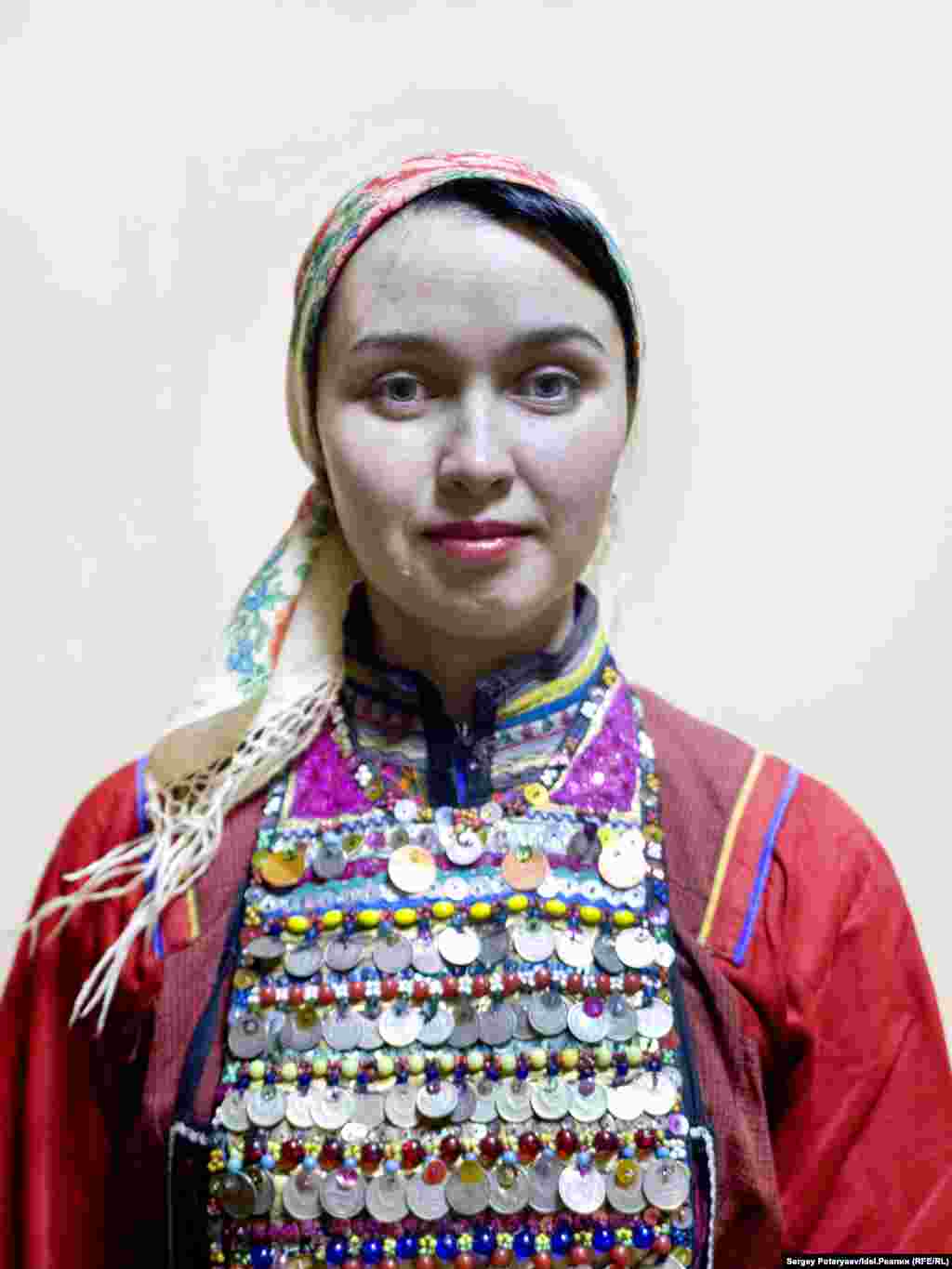 Вера Николаева, 31 год, музыкальный руководитель "Я хожу в рощу, но сейчас в городе, нет возможности делать это часто. Я очень горжусь, что я&nbsp;мари, и даже, можно сказать, националистка (смеется). Не люблю, когда не стремятся выучить марийский язык, тем более сейчас, после 90-х, когда он был не в почете у молодежи. Когда выхожу в лес, даже не обязательно что-то говорить &ndash; и так все понятно и чисто".