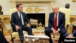 Генеральный секретарь НАТО Марк Рютте и президент США Дональд Трамп во время брифинга в Вашингтоне, 14 июля 2025 года