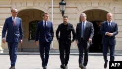 Слева направо: канцлер Германии Фридрих Мерц, президент Франции Эммануэль Макрон, президент Украины Владимир Зеленский, премьер-министр Великобритании Кир Стармер, премьер-министр Польши Дональд Туск в Киеве 10 мая 2025 года