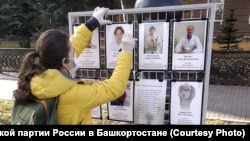 A Libertarian Party representative arranges a memorial in September 2020  to doctors who died from COVID-19 in Ufa, the regional seat of Bashkortostan.
