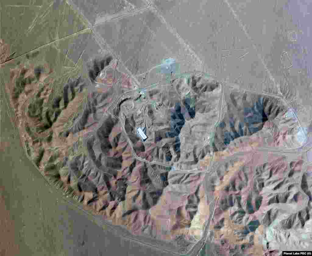На снимке, сделанном 22 июня, виден дым. Он поднимается из кратеров, образовавшихся в результате удара США по иранскому заводу по обогащению урана в Фордо