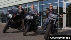 Михаил Лощинин (в центре) с друзьями-байкерами