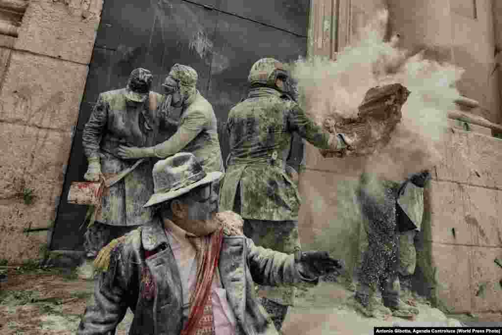 Второй приз в категории "Люди": ежегодная "мучная война", проходящая в испанском городе Аликанте. Фото &ndash; Антонио Джиботта