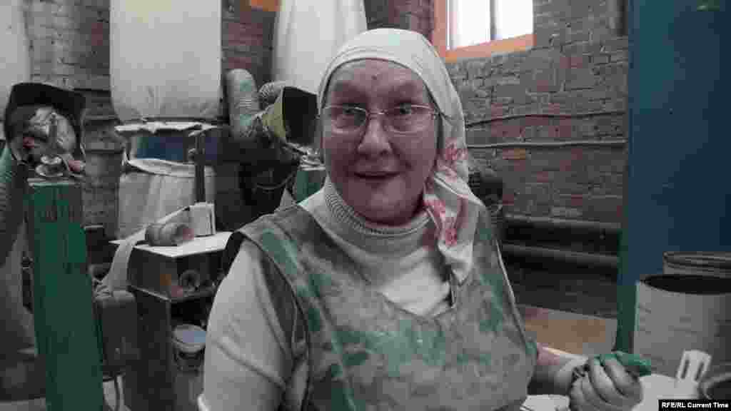 Татьяна Дедюхина уже семь лет работает шлифовальщицей по дереву на фабрике по производству гитар в Ижевске. По ее словам, за все это время она ни разу не была в отпуске и ни на что бы не променяла свою работу:&nbsp; "Видимо, у меня душа деревянная &ndash; тянет к деревяшкам! &ndash; говорит она. &ndash; Знаете, у меня какая гордость? Что я тоже делаю эту музыку. Еду где-нибудь в транспорте и вижу, что едут мальчики и девочки с гитарами, в футлярах. И думаю: "А может быть у них наша гитара, а может быть я её и делала!" Посмотреть фильм о том, кто и как делает в России гитары.&nbsp;