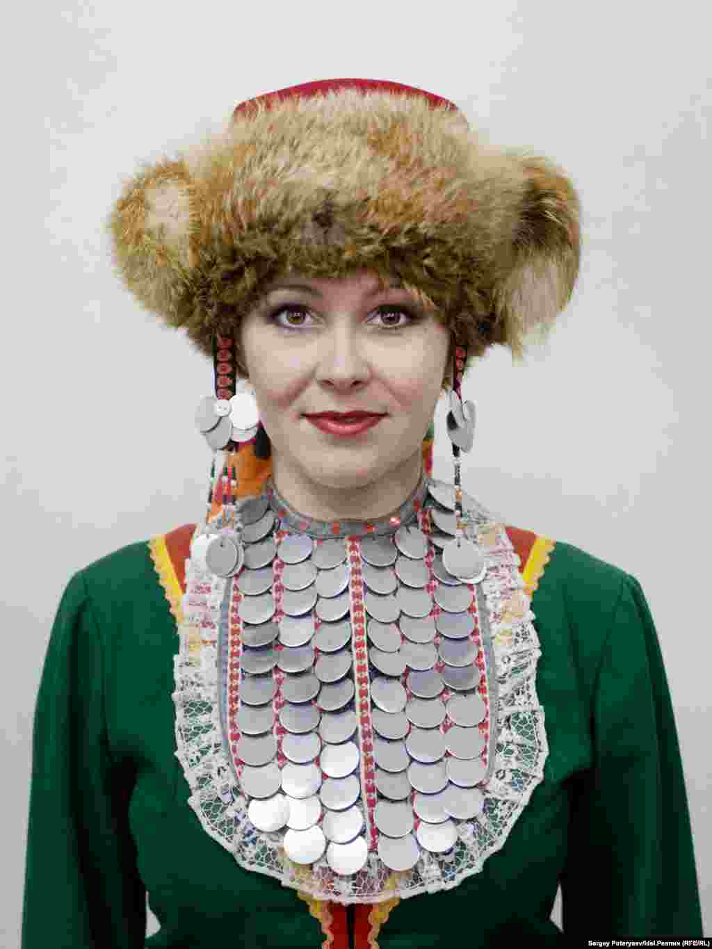 Старикова Олеся, 33 года, артистка балета "Мама у меня чистокровная марийка, папа &ndash; 50 на 50. Что для меня значит быть мари? В это все входит! И язык,&nbsp;и обряды, и семья, теперь это и есть народ. Язык является неким ключом к пониманию отношения&nbsp;мари к природе. Именно через него можно выразить все чувства, которые сложно рассказать, но&nbsp;можно прочувствовать. Мари &ndash; это связь с прошлым и осознание себя. Мой дедушка как раз был стержнем этой связи. Всегда раздавал еду детям, а сам кости доедал. Это и есть для меня&nbsp;мари. Мы с мужем специально купили дом, чтобы у детей была своя Родина, своя связь с землей. Квартира &ndash; это совсем иное".