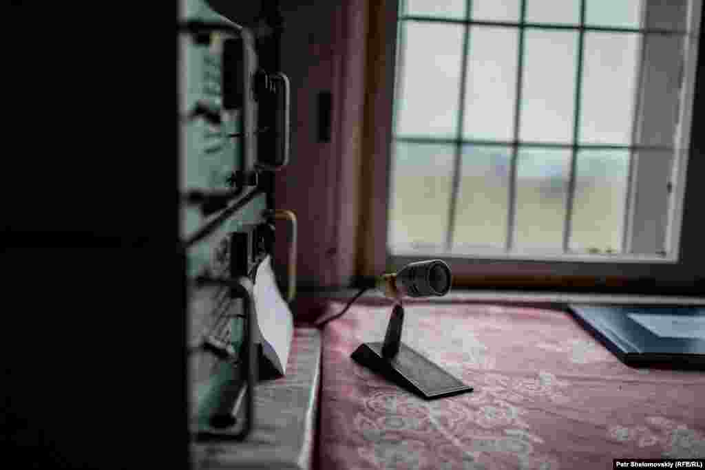 Радиоаппаратура аэропорта "Хужир" стараниями Прокопьева поддерживается в идеальном состоянии. Фотограф Петр Шеломовский говорит, что такая преданность работе характерна для многих, кто вырос во времена СССР. "Он гордится своей работой, и его самая большая мечта &ndash; чтобы однажды аэропорт снова начал работать", &ndash; описывает Шеломовский старика-смотрителя.