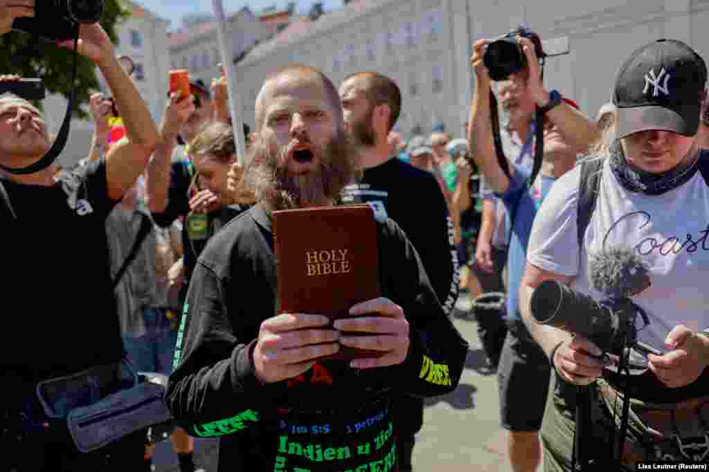 Среди участников прайда были политики и активисты из более чем 30 стран, в том числе вице-председатель Европарламента Николае Штефануцэ, министр культуры Испании Эрнест Уртасун, бывший премьер-министр Ирландии Лео Варадкар, мэр Амстердама Фемке Халсема и мэр Брюсселя Филипп Клоз. Вероятно, именно для них запечатленный на фото христианский фундаменталист держит в руках Библию на английском языке