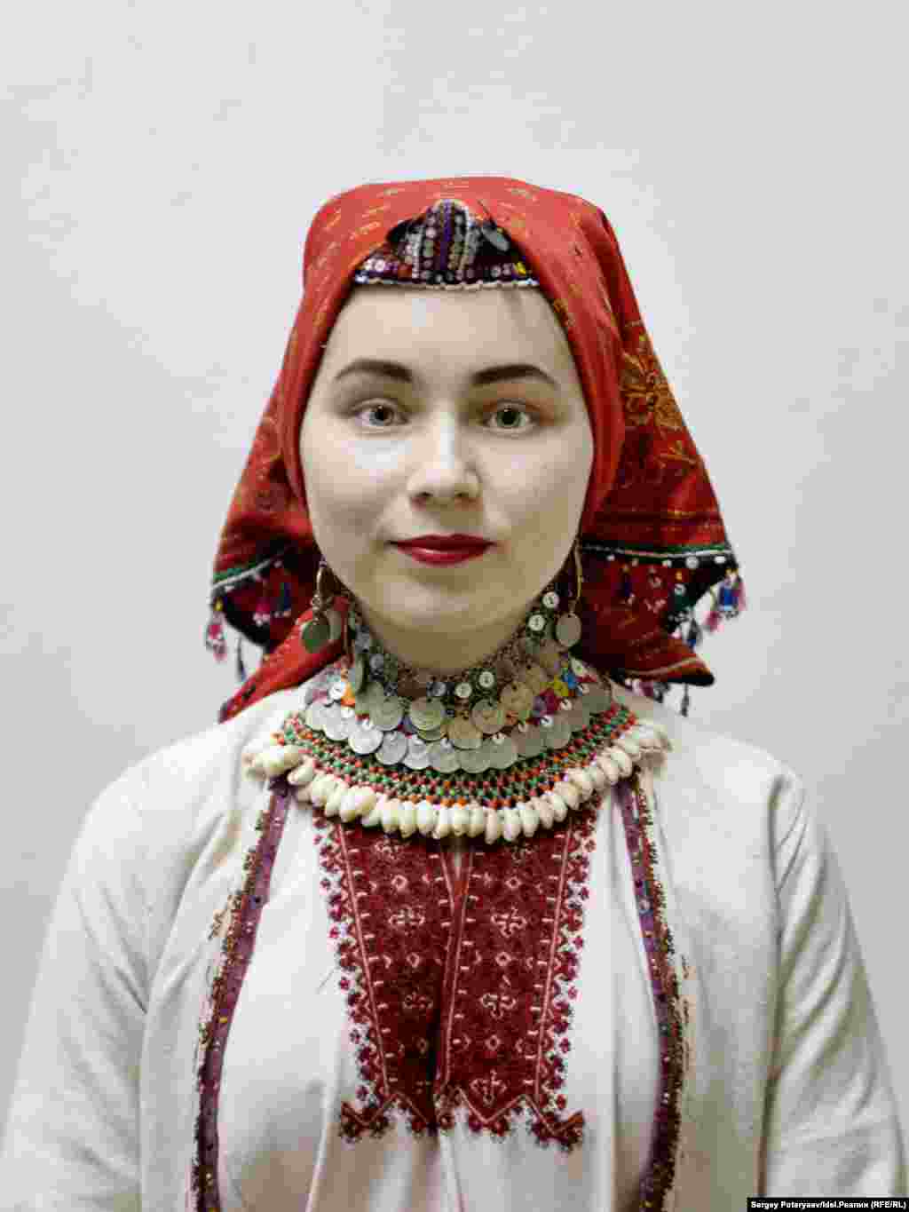 Кудряшова Таня, 19 лет, студентка "Я, конечно, разговариваю по-марийски, но какой-то особой связи с природой или народом не испытываю. Даже не задумывалась над тем, что значит быть мари. Наверное, все еще впереди" 