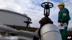 Венгерский техник на нефтепроводе "Дружба" в окрестностях Будапешта