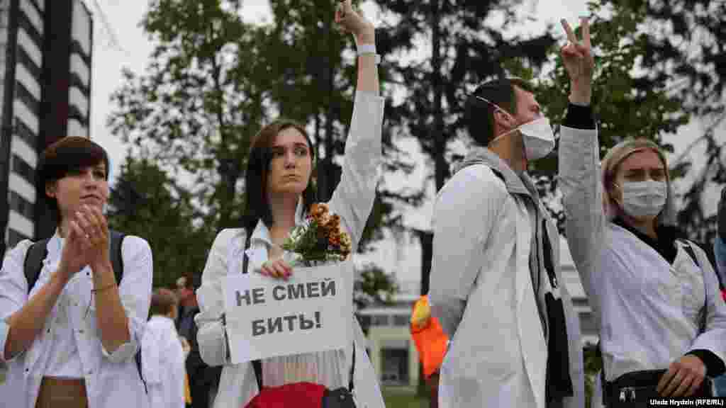 Около 200 медработников 12 августа в Минске вышли на митинг против насилия силовиков во время акций протеста в Беларуси. К участникам акции вышел министр здравоохранения Владимир Караник и предложил поговорить в актовом зале медуниверситета. Но медики отказались, сказав: "Говорите с нами здесь и сейчас". После акции солидарности медиков задержали реаниматолога больницы скорой помощи.