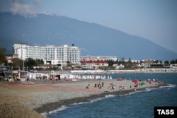 Краснодарский край. Сочи. Отдыхающие на берегу Черного моря
