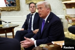 Генеральный секретарь НАТО Марк Рютте беседует с журналистами во время встречи с президентом США Дональдом Трампом в Овальном кабинете Белого дома в Вашингтоне, США, 22 октября 2025 года. Фото Reuters