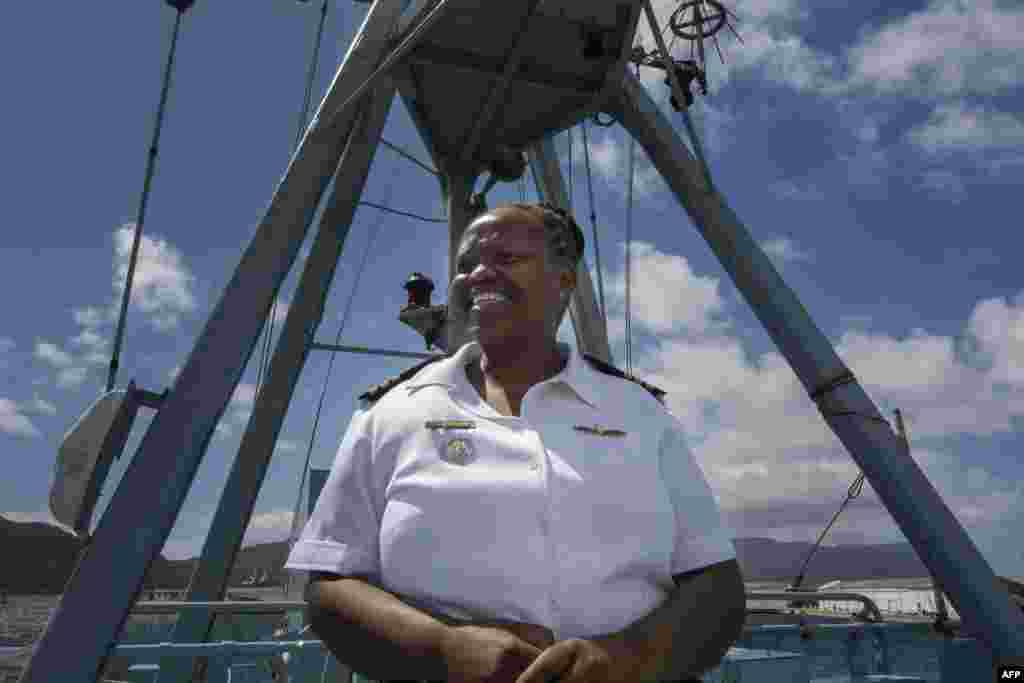 Зимаса Мабела &ndash; не просто женщина в морской форме. Она &ndash; единственная женщина-капитан, которая командует судном в южноафриканском флоте. Ее корабль "Умхлоти" находит и обезвреживает морские мины